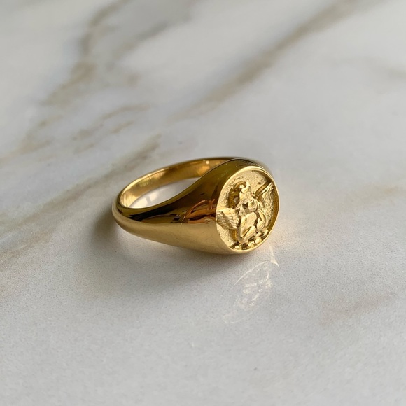 Baby angel signet ring, kewpie signet ring, gold signet ring, gold stacking ring - Picture 4 of 7